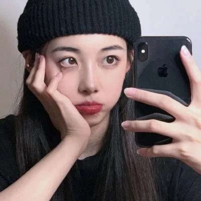 小鬼头上的女人